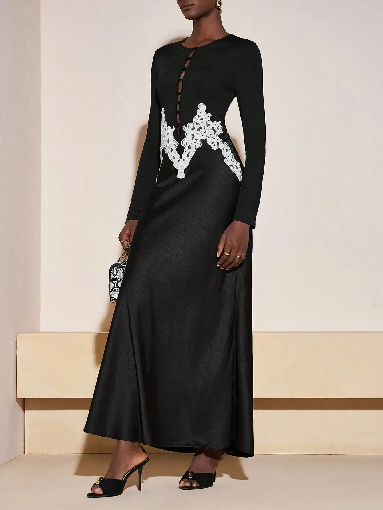 

Элегантное черное макси-платье с длинными рукавами, белой кружевной аппликацией и декоративными пуговицами