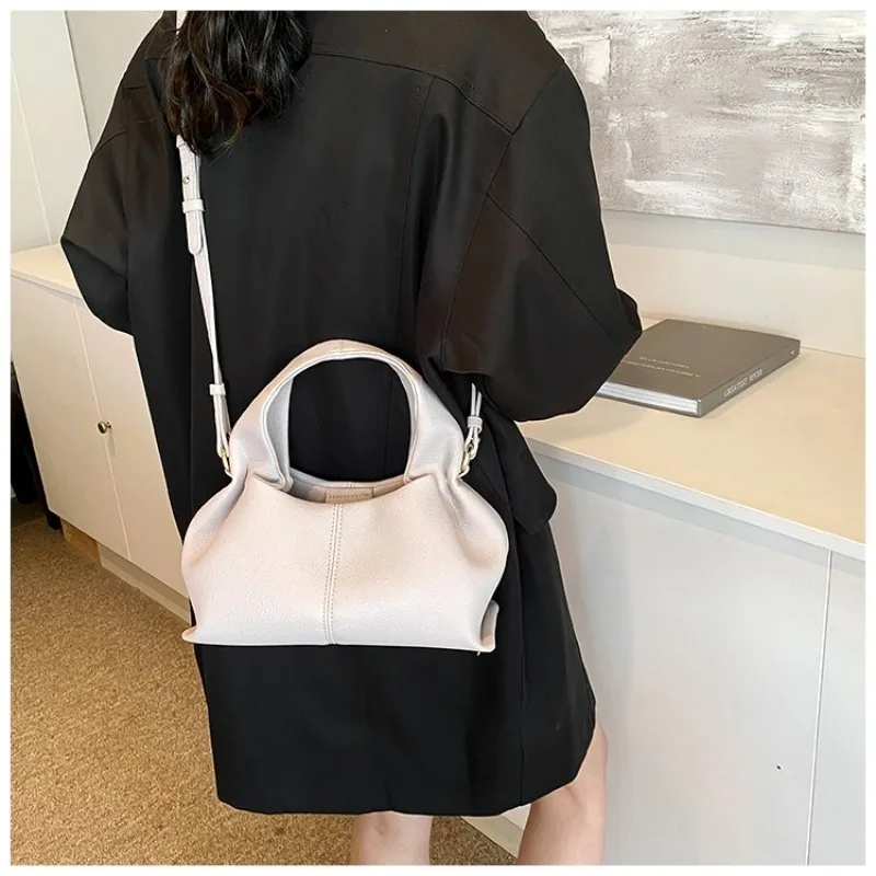 Mini-Halbmond-Umhängetasche, kompakt & stilvoll mit Wildleder-Finish und Bärenmotiv, kleine Kapazität für alltägliche Freizeitaktivitäten & Arbeit – Detail 25
