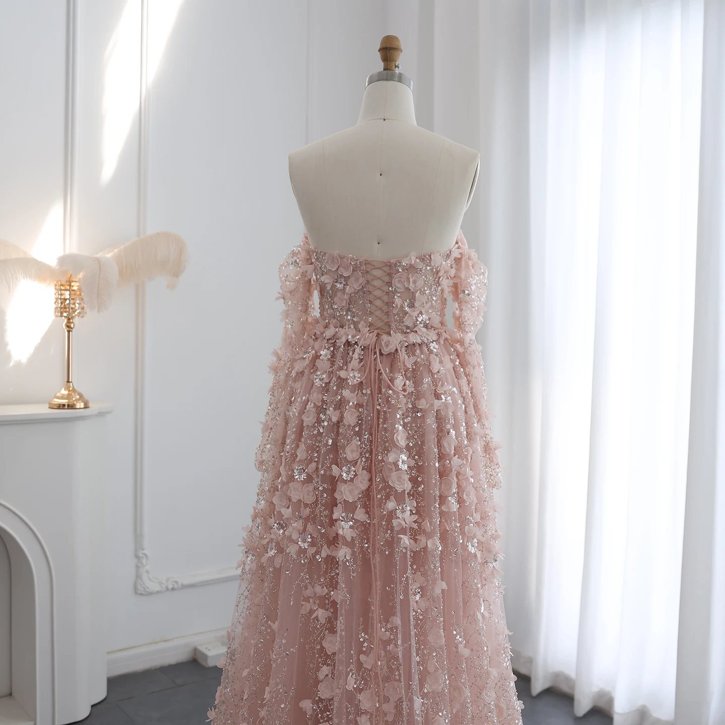 Sharon Said 3D-Blumen-Flieder-Luxus-Abendkleid aus Dubai mit Überrock in Flieder für arabische Frauen, Hochzeitsfeierkleid SS352, maßgeschneidert – Detail 19