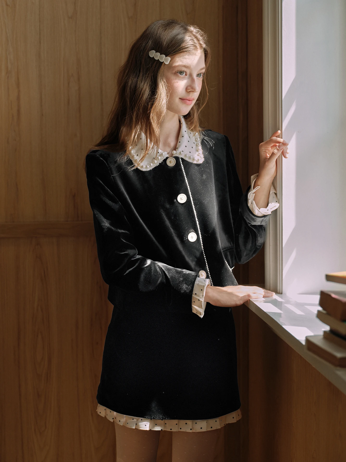 

Black Hepburn Style Velvet Set with Pearl Embellished Collar Jacket Polka Dot Ruffle Half Skirt Women's Spring Collection