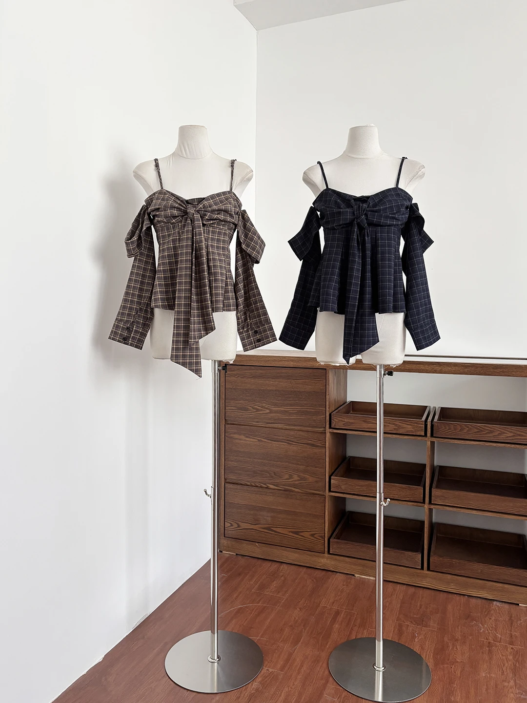 

Ретро-корейская клетчатая рубашка с завязками на плечах для женщин, летняя, с открытыми плечами, утягивающая, омолаживающая, укороченный топ, повседневный стиль, длинный рукав