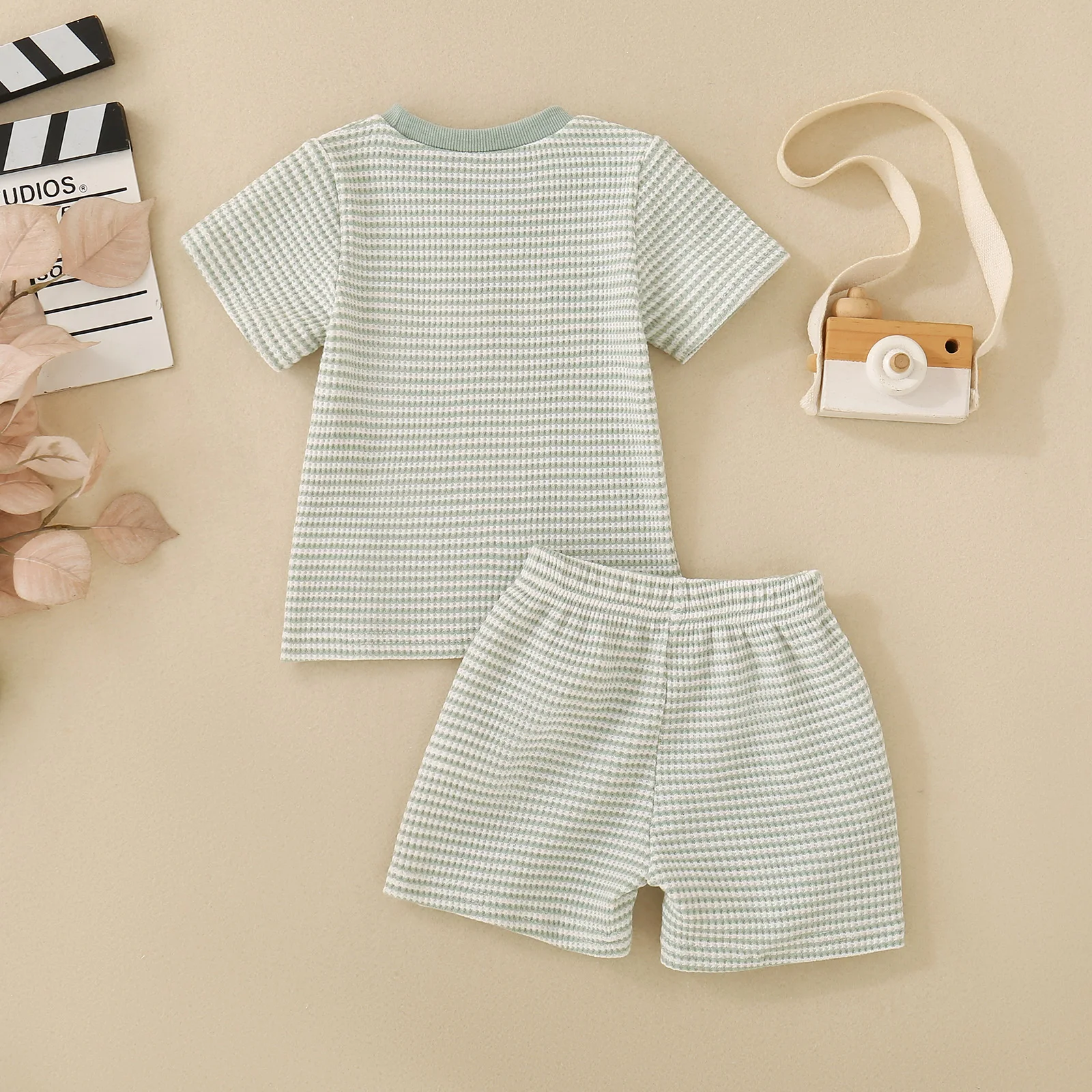 Summer neutral infant three small fish embroidered green short-sleeved T-shirt and green striped shorts two-piece set