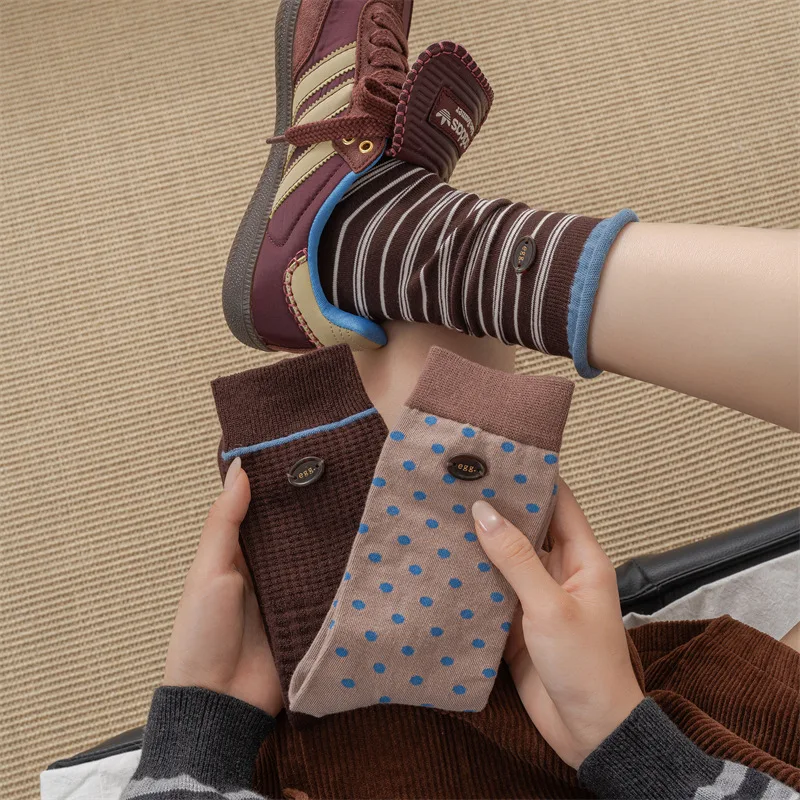 3 Paar Retro-Socken mit gepunkteten Streifen und Knöpfen für Damen, modische gestapelte Herbstsocken in Maillard-Braun-Farbblock-Design – Detail 15