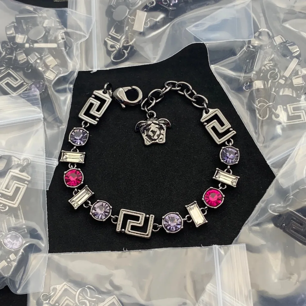 سوار أنيق جديد لعام 2025 بتصميم رائع عالي الجودة للنساء يسلط الضوء على هدية مجوهرات مثالية على الطراز المتطور