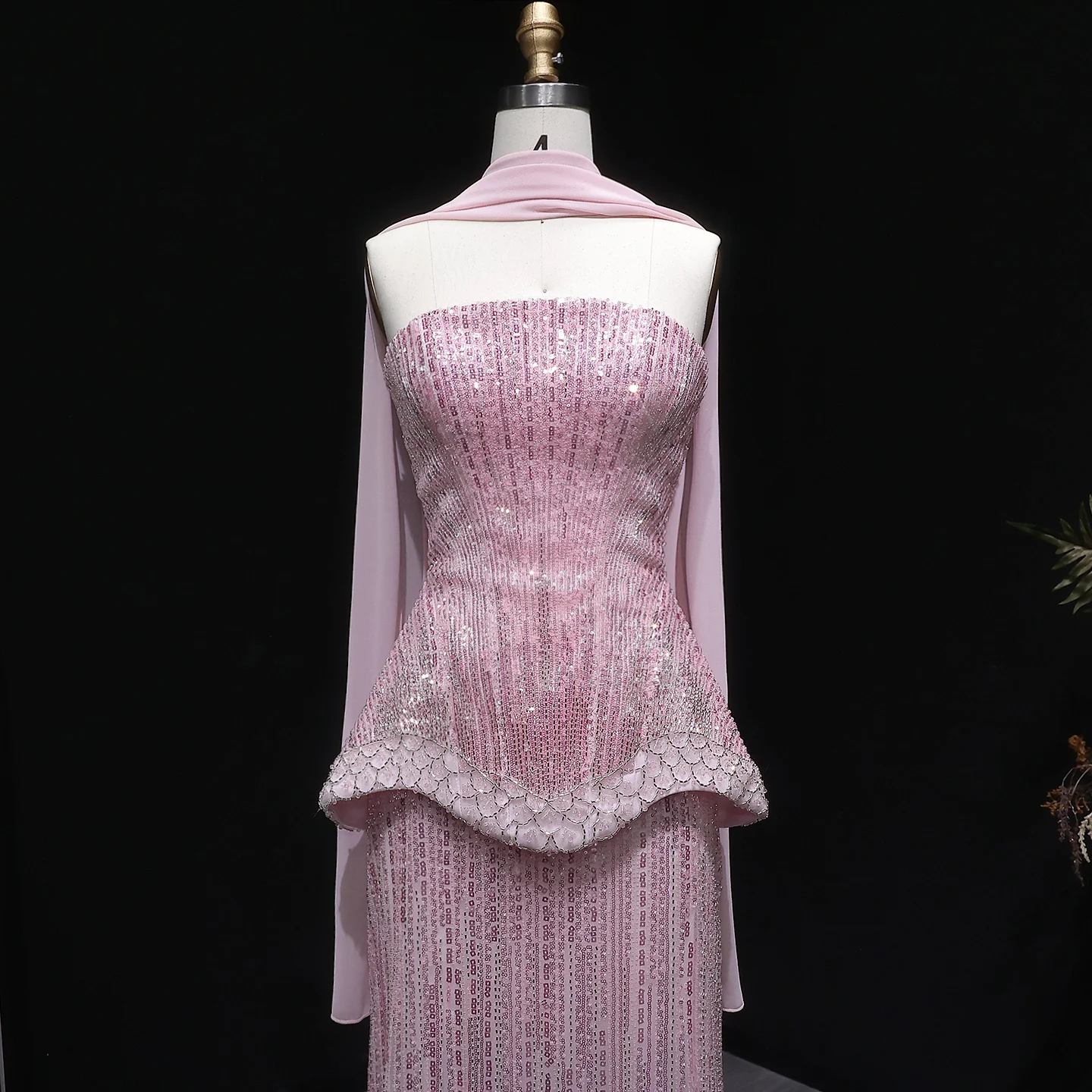 Sharon Said Luxuriöses Dubai-Orangefarbenes Abendkleid mit schweren Pailletten und Perlenstickerei 2026, trägerloses Kleid mit Schal, arabisches Party-Ballkleid SS560, maßgeschneidert – Detail 16
