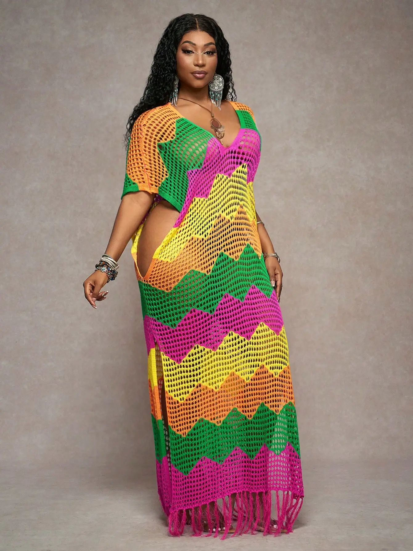 

Красочное трикотажное платье макси больших размеров с V-образным вырезом, зигзагообразным узором, боковыми вырезами и бахромой по низу