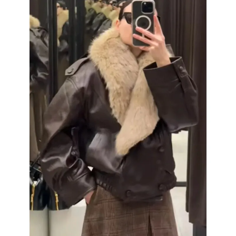 سترة نسائية من الجلد بياقة من الفرو سترة كلاسيكية ذات طية صدر السترة ورقبة على شكل حرف v وأكمام طويلة سترات مزدوجة الصدر ملابس خارجية شتوية عالية الشارع