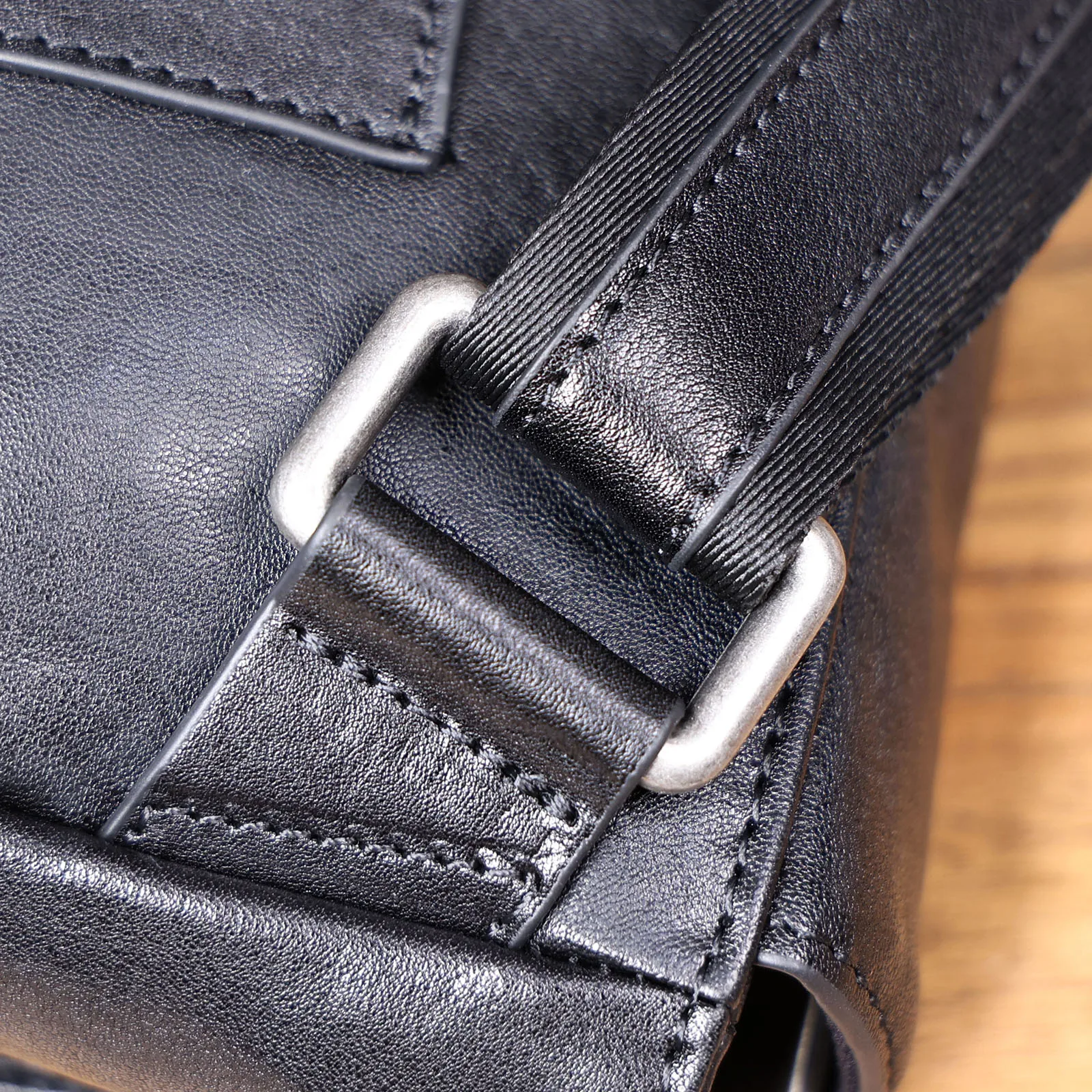 Echte Leder-Umhängetasche für Herren, Kleine Crossbody-Tasche, Schultertasche aus hochwertigem, pflanzlich gegerbtem Leder, Modischer Casual-Stil – Detail 15