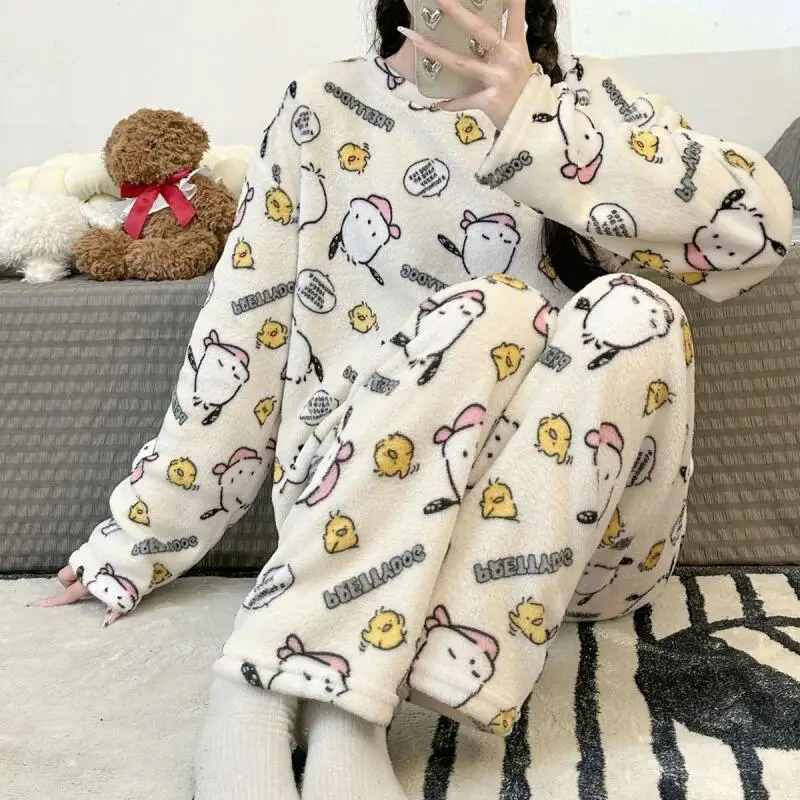 أطقم بيجامات نسائية من Sanrio Pochacco من الفلانيل ملابس نوم شتوية دافئة برسوم كارتونية كاواي بأكمام طويلة ملابس نوم ملابس منزلية جديدة