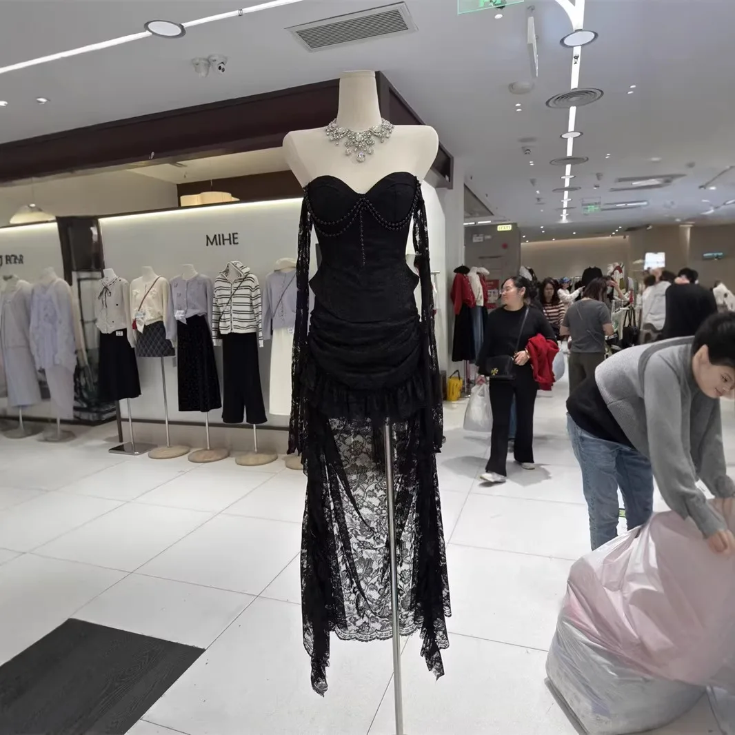 

Женский повседневный спортивный комплект из двух предметов: топ-бюстье с жемчужным декором и поясом-корсетом, асимметричная юбка-полусолнце