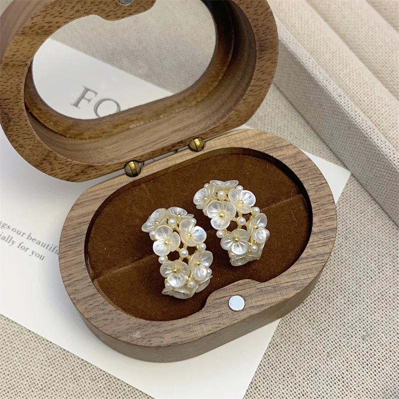 Elegant Exquisite White Shell Flowers Pearl Earrings Sweet Cute Geometric C-Shaped Floral Stud Earrings Party Jewelry Gifts