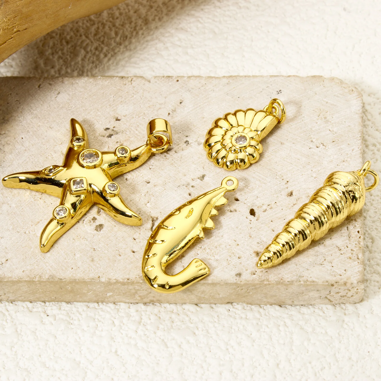2 uds. Colgantes de joyería de latón con forma de océano para fabricación de joyas, chapado en oro Real de 18K, dijes de concha de estrella de mar y camarones, accesorios para collares DIY
