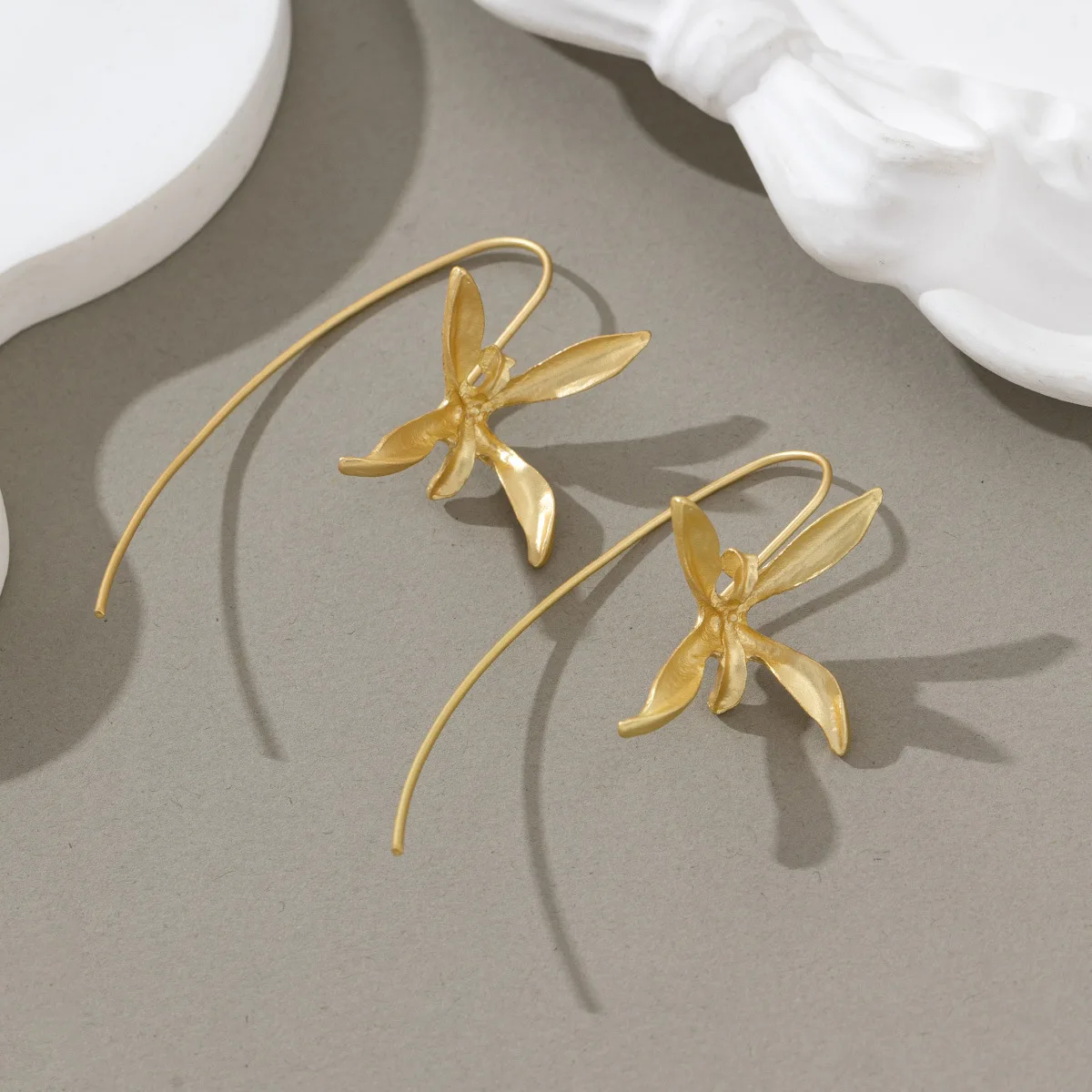 LATS Vintage Iris Ohrfaden-Ohrring, neue leichte Luxus-Blumen-Ohrringe für Frauen mit Modeschmuck im antiken Stil