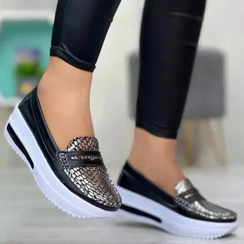 Mocassini in pelle Pu moda donna donna traspirante Slip-On Comfort scarpe vulcanizzate donna Casual scarpe da ginnastica leggere con tacco a zeppa