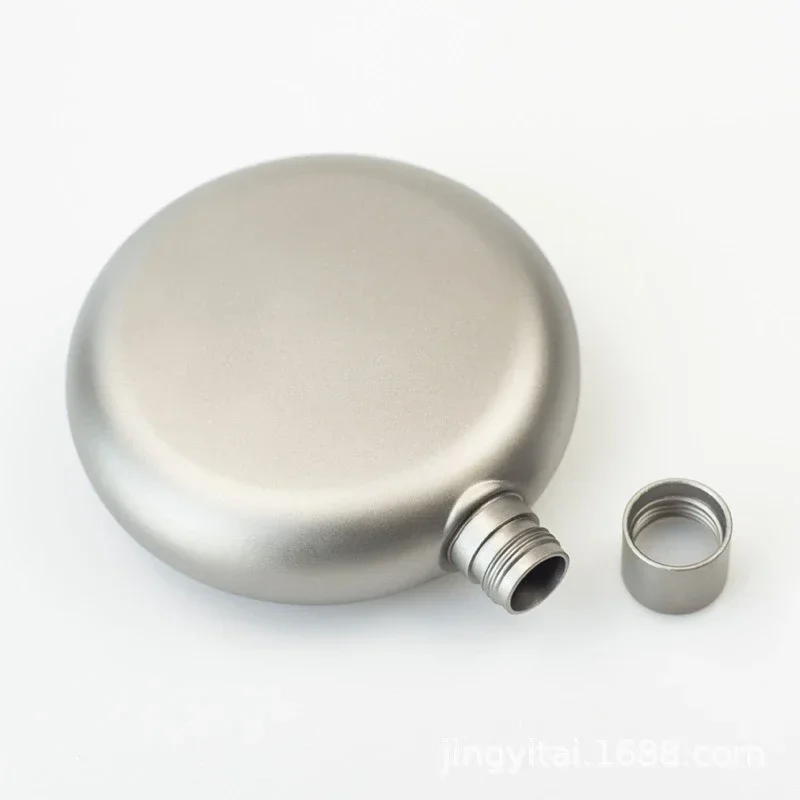 

Pure Titanium Baijiu Round Flat Small Wine Pot Portable Bottle Outdoor Wine Pot