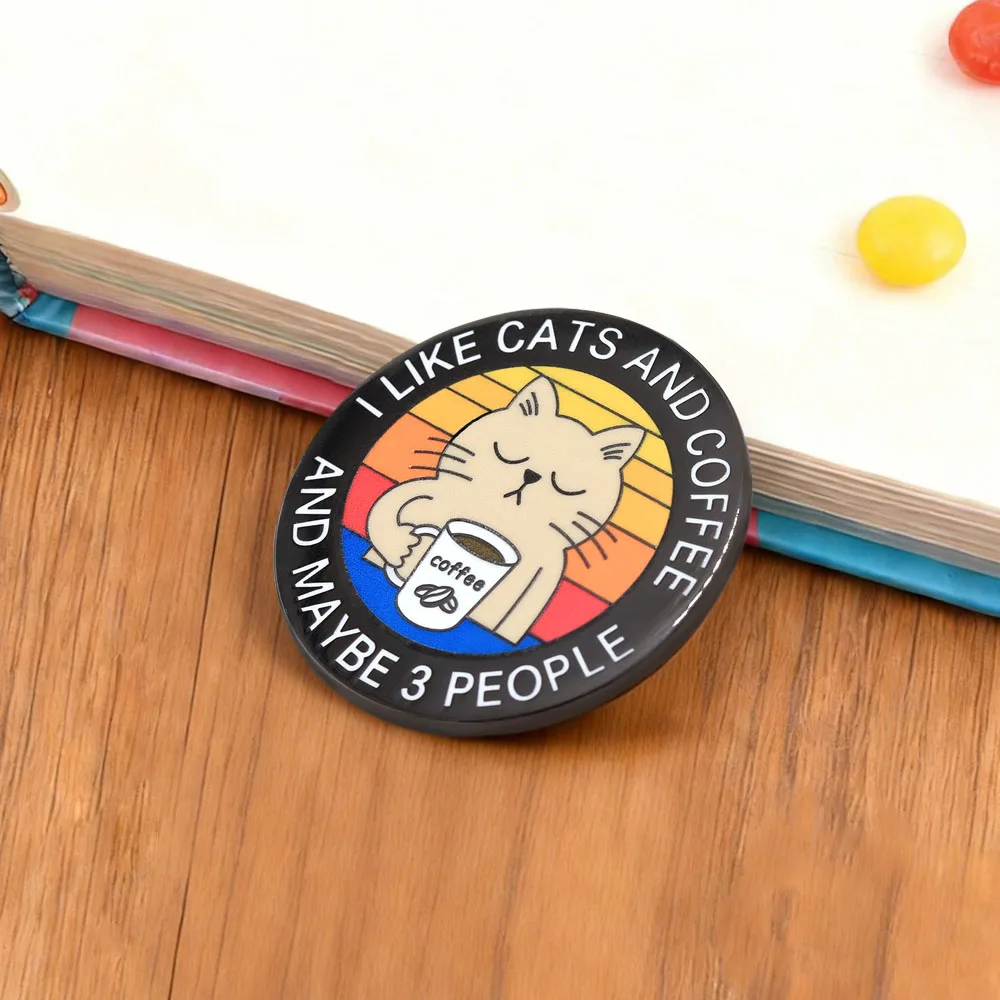 Ich mag Katzen und Kaffee und vielleicht drei Leute. Niedliche Brosche mit fauler Katze, die eine Kaffeetasse hält. Retro-Sonnenuntergang-Pin. Schmuckgeschenk für Katzenliebhaber. – Detail 12
