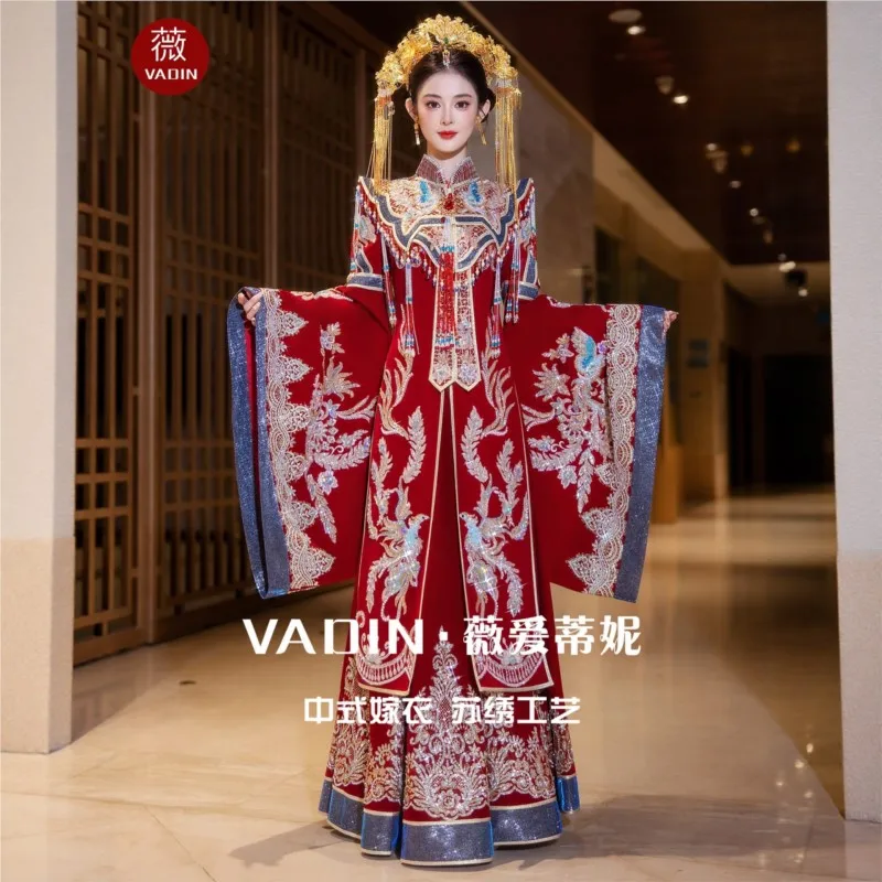 The new velvet wedding dress for brides featuring a phoenix crown and red robe is traditional Chinese with dragon