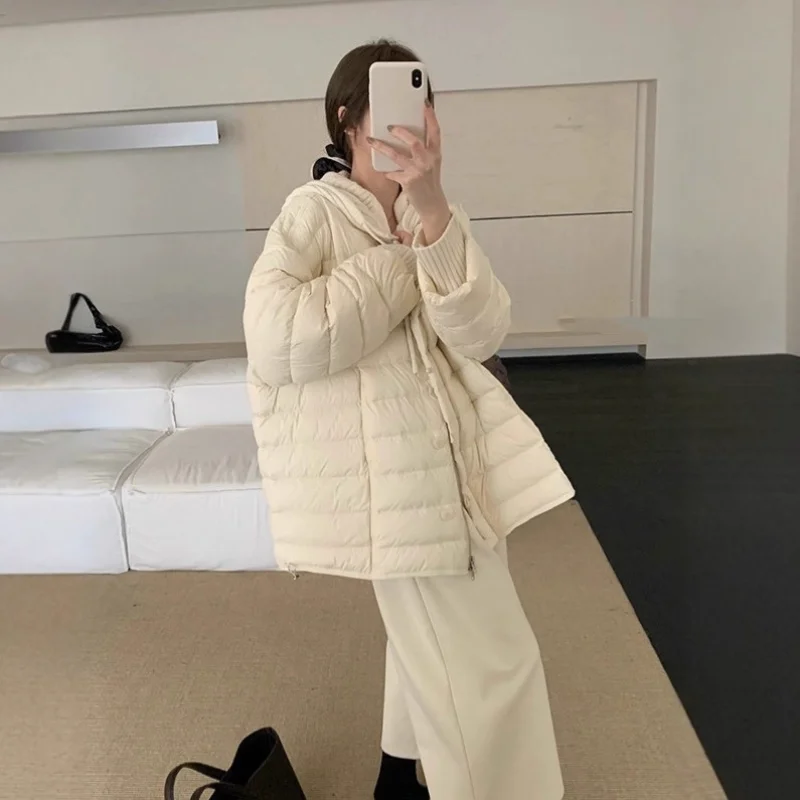 سترة نسائية متوسطة الطول، طراز شتوي جديد، عصري ومتعدد الاستخدامات، مع قبعة محبوكة قابلة للفصل، معطف فضفاض ودافئ.