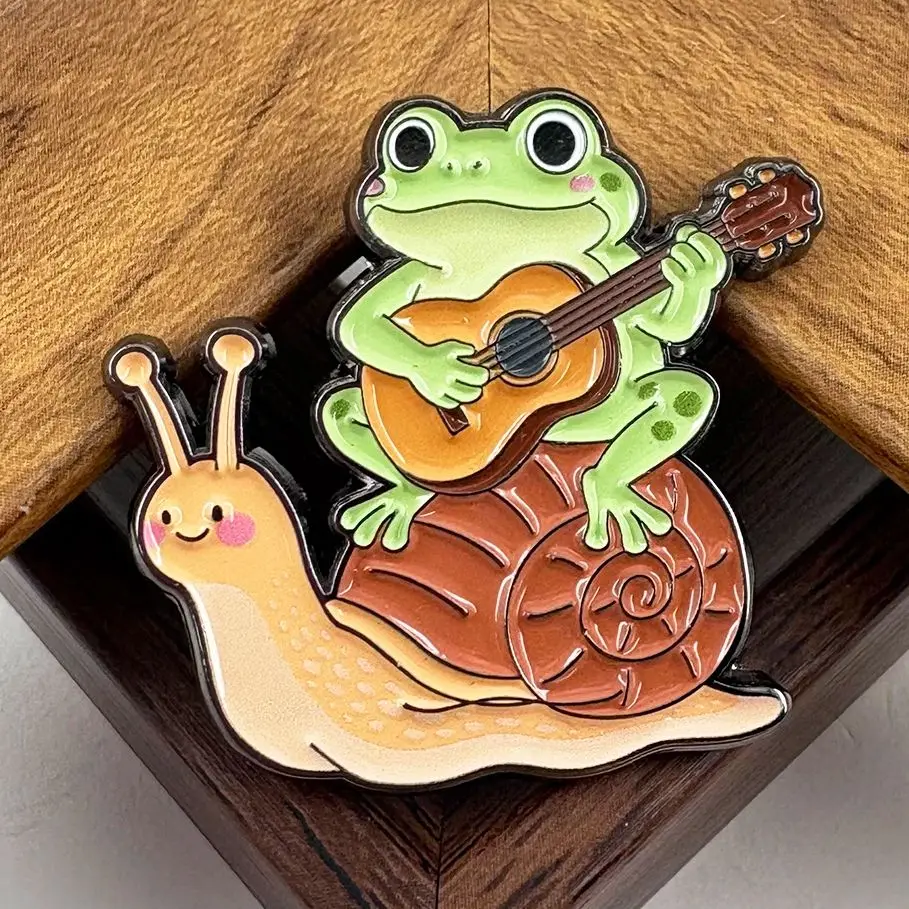 Pin de esmalte de rana tocantera de guitarra en forma de caracol, broche de animal kawaii, insignia estética de rana músico, regalo de joyería para amantes de la naturaleza