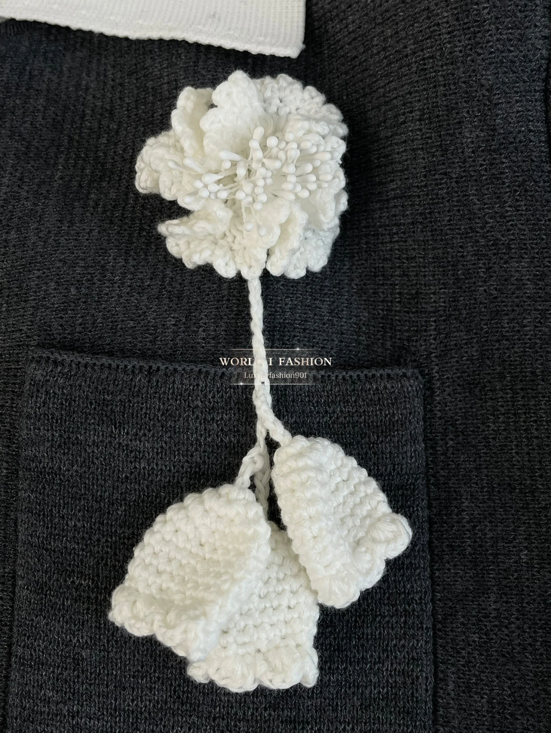 Mini abito da donna elegante con pieghe ritagliate a maniche lunghe grigio di alta qualità