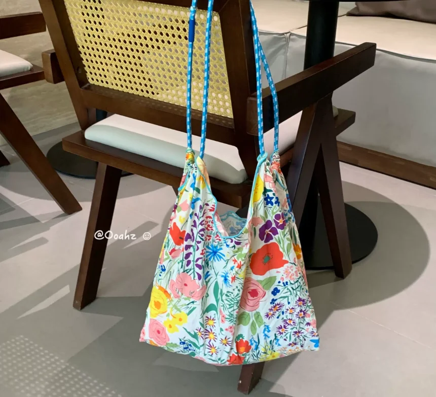 Flower Field Beach-Themed Small Floral Drawstring Canvas Shoulder Bag Large Capacity Lightweight Tote for Casual Use