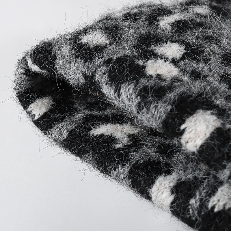 Amerikanische personalisierte Leopardenmuster-Strickmütze für Herbst und Winter, Wollmischung, warm, mit Ohrenschutz, Skull-Beanie für Damen – Detail 5