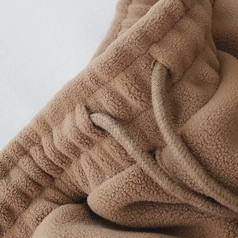 Koreańskie spodnie sportowe 2025 damskie zimowe ocieplane luźne spodnie z szerokimi nogawkami wyszczuplające i uniwersalne spodnie codzienne z szerokimi nogawkami