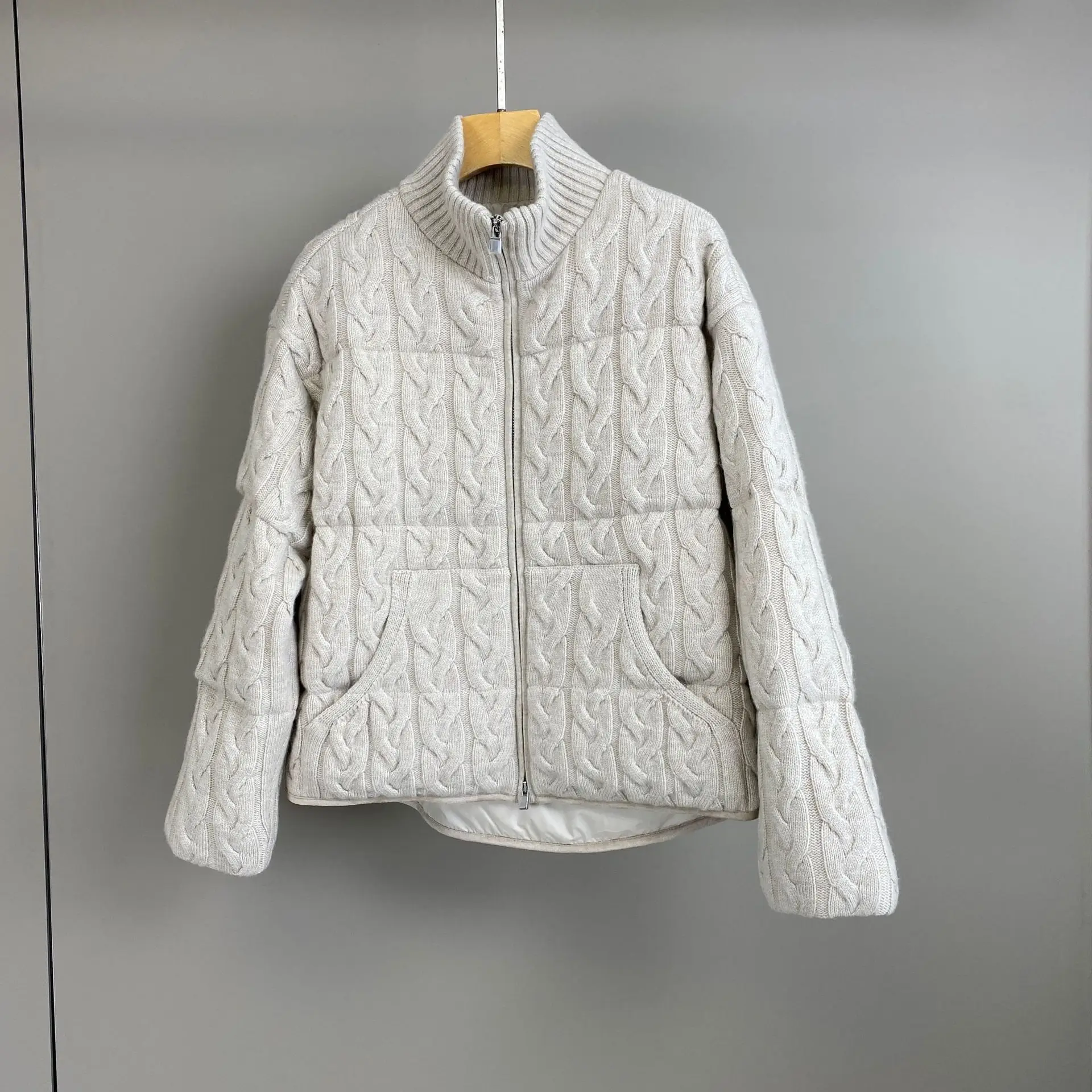 Herbst und Winter neue hochwertige gestrickte Stehkragen gestrickte Kaschmir-Gänsedaunenjacke modisch und vielseitig lässig