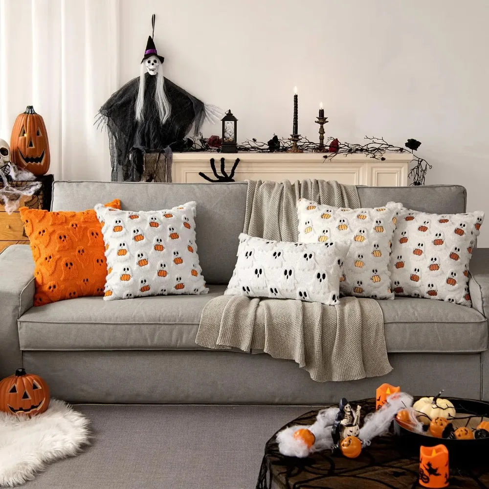 أغطية وسائد من الفرو الصناعي من Ghost Pumpkin مقاس 18 × 18 بوصة لديكور الهالوين الناعم للأريكة والأريكة والسرير وغرفة المعيشة، باللون الأبيض والبرتقالي الساطع