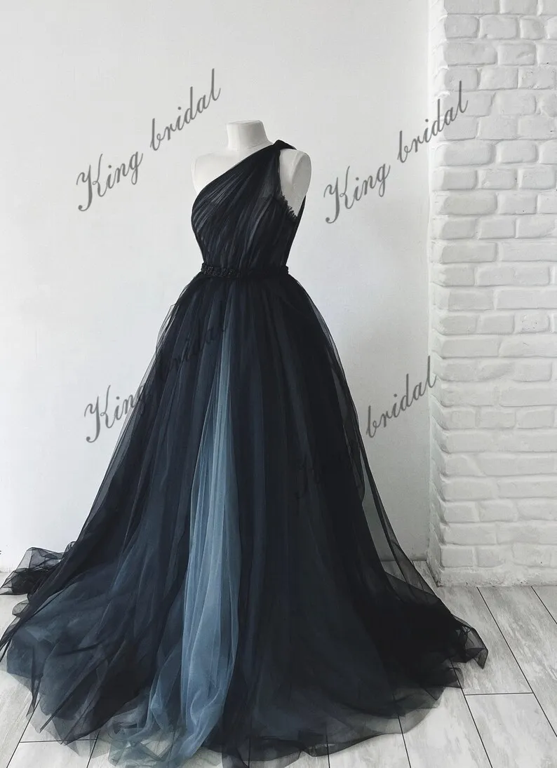 Schwarzes Hochzeitskleid. Vollschwarzes aschblaues Brautkleid. Gothic-Hochzeitskleid. Tüll-Perlen-Fantasie-Ballkleid, einfache Brautkleider