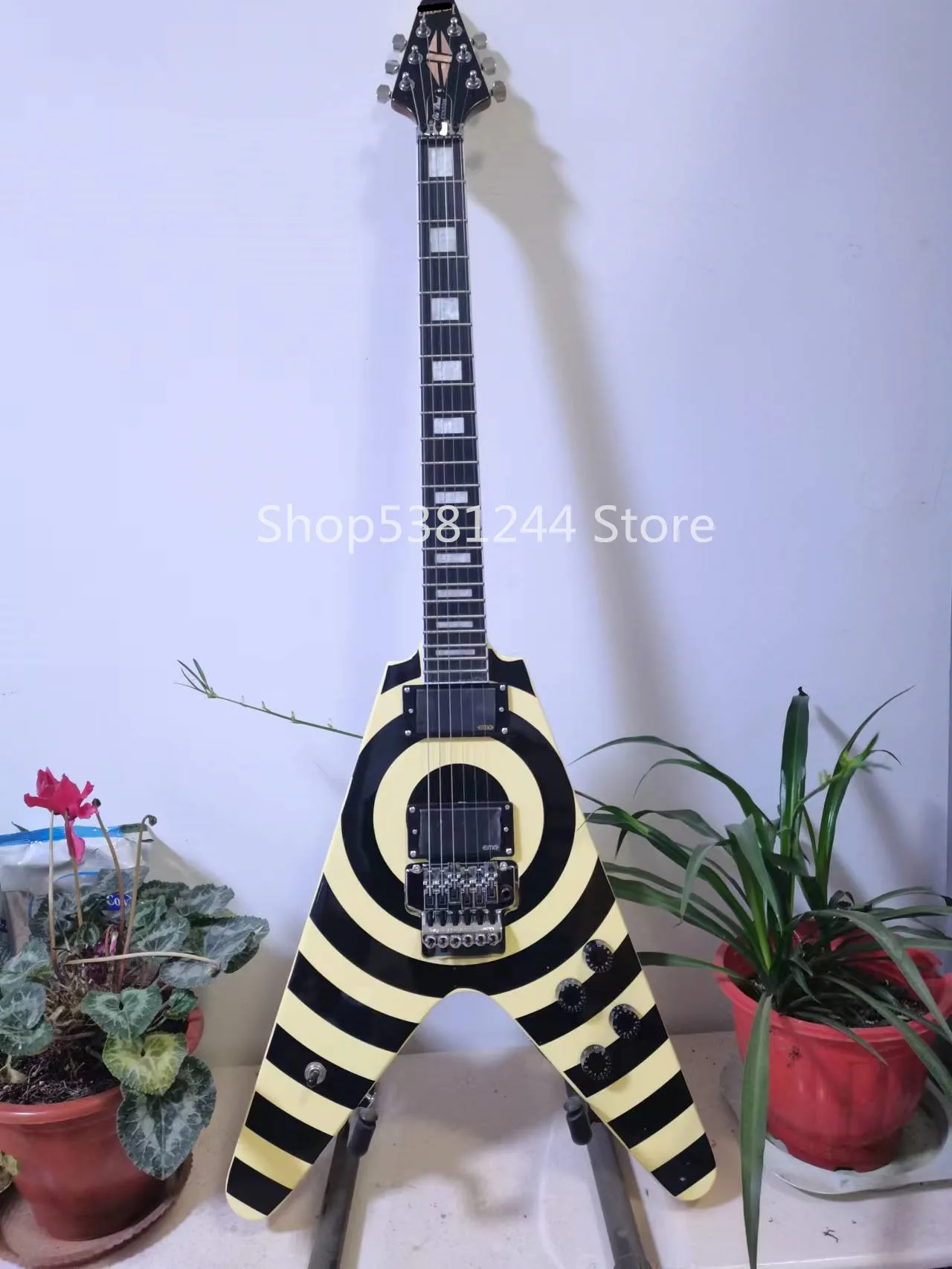 

Free transportation, 6-string electric guitar, rosewood fingerboard, vibrato system, customizable.