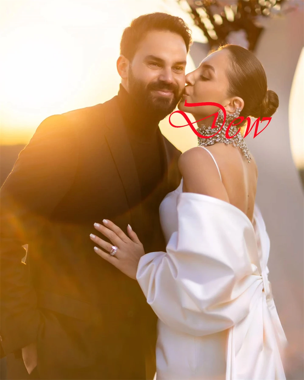 カスタマイズされた高品質ホワイトサテンブライダルドレスシンプルなスクエアカラースパゲッティストラップウェディングドレスチャペルトレインバックレスドレス