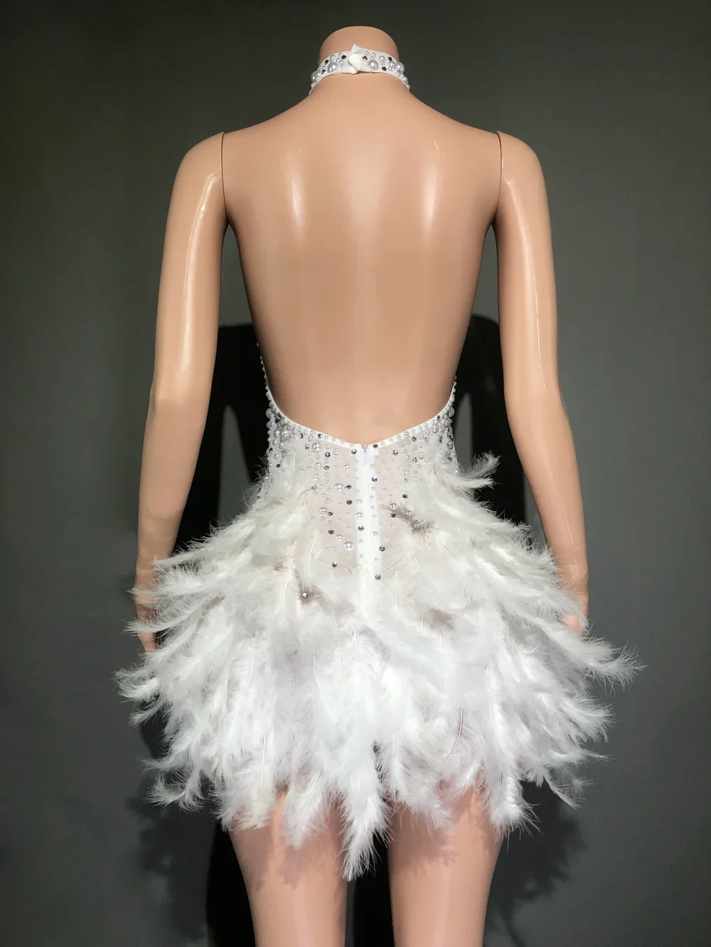 Vestido corto de plumas blancas para mujer, con pedrería traje Sexy, perlas, Halter, Espalda descubierta, para celebración de cumpleaños, actuación y baile