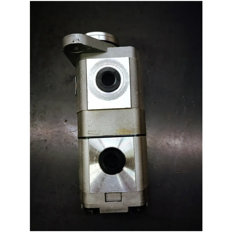 

9218004 4255303 AT154227 Гидравлический пилотный шестеренный насос для деталей экскаватора Hitachi EX100-2 EX120-2 EX200-2 EX220-2 EX200-3E EX200K-2