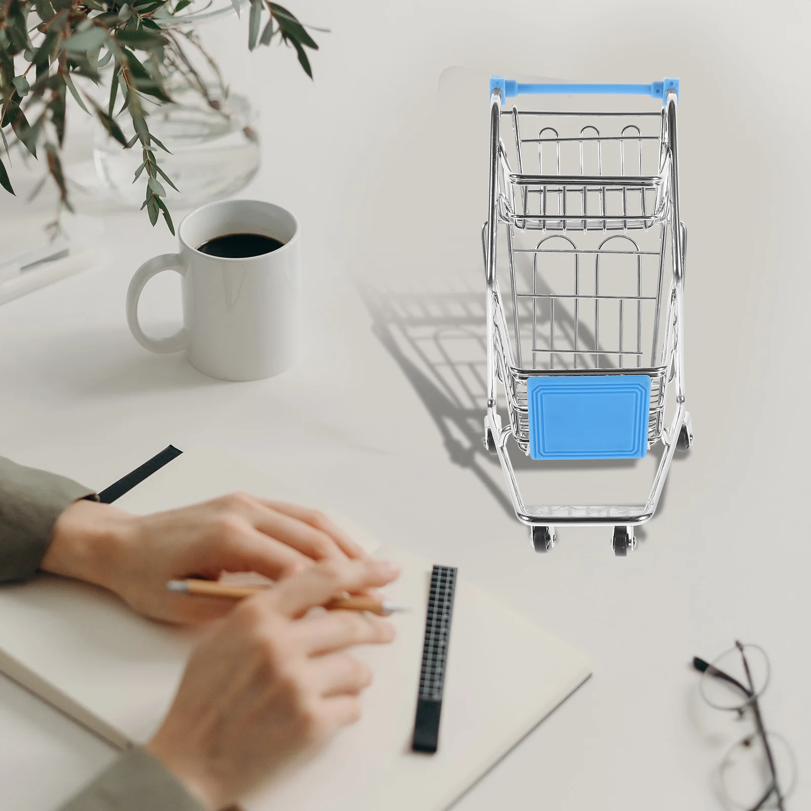 Mini carrello della spesa Carrello a mano per supermercato Carrello in miniatura Giocattolo Doppio strato Contenitore da scrivania in ferro battuto