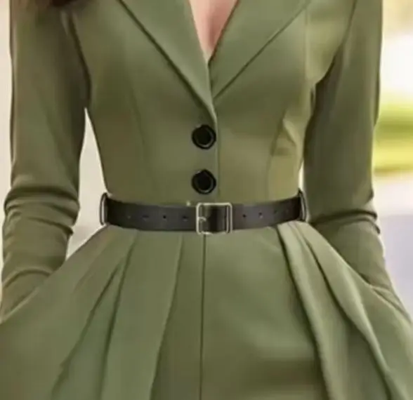 Damenkleid im Anzugstil mit Reverskragen, V-Ausschnitt, mittellang, langen Ärmeln, tailliert mit Gürtel, großem A-Linien-Saum, mit Taschen, geeignet für Pendler, formelle Anlässe und Partys. – Detail 5