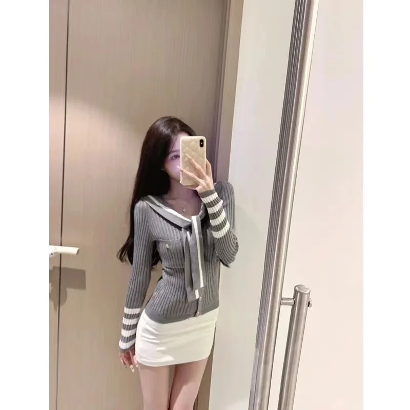 بلوزة كورية حلوة مخططة محبوكة للنساء، سترة رمادية ضيقة بأسلوب كسول، نمط الشارع، ألياف البوليستر، أكمام طويلة مع إغلاق بالسحاب