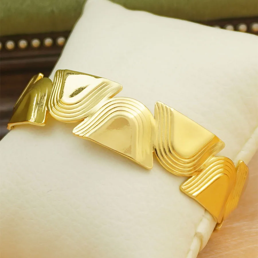 1Pcs Gold Tone Geometric Pyramid Cuff Bangle for Women, Vintage 3D Open Bracelet, Minimalist Statement Jewelry Gift