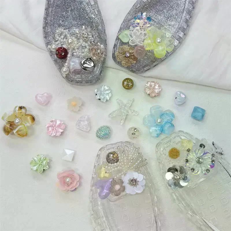 Verschiedene Designs von abnehmbaren Kristall-Schuhdekorationen nebeneinander präsentiert.