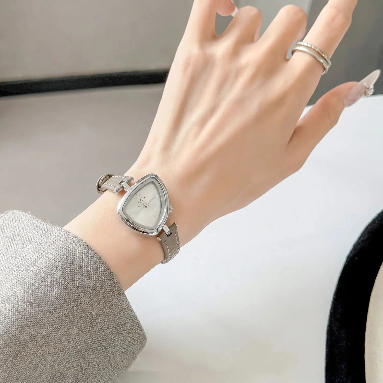 Montres pour femmes rétro-chiques irrégulières Triangle créatif petit cadran bracelet en cuir véritable montre pour femme à Quartz résistante à l'eau