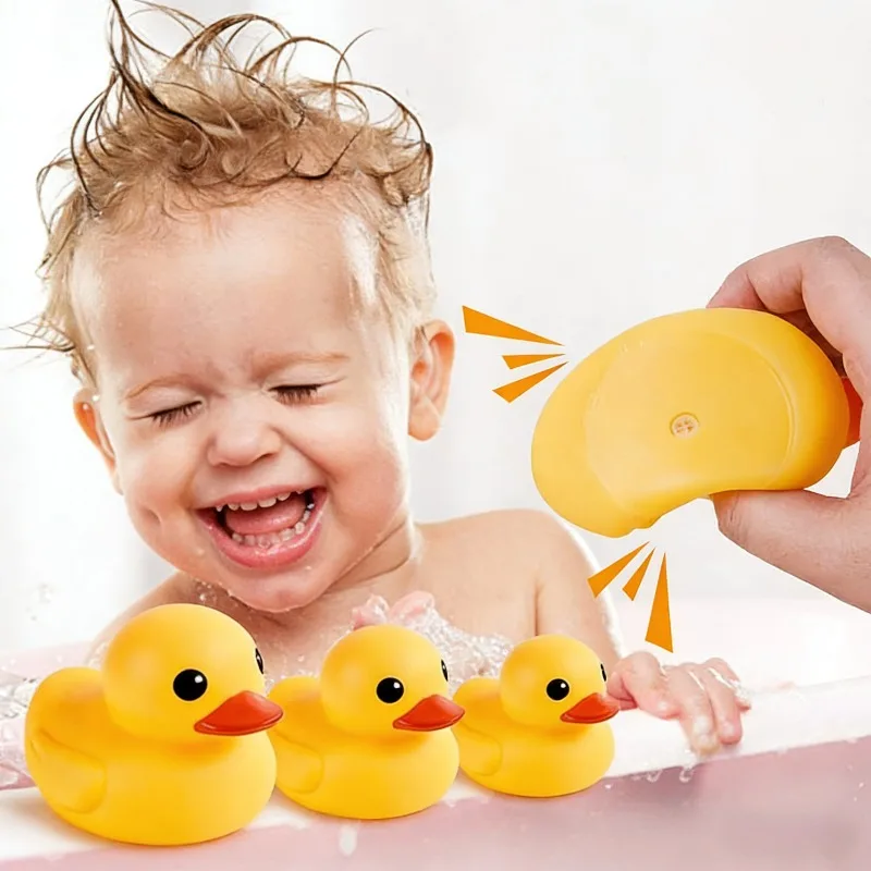 طفل يلعب في الماء، معسر، يدعو صوت الفينيل، بطة صفراء صغيرة، استحمام الطفل، لعبة رش الماء