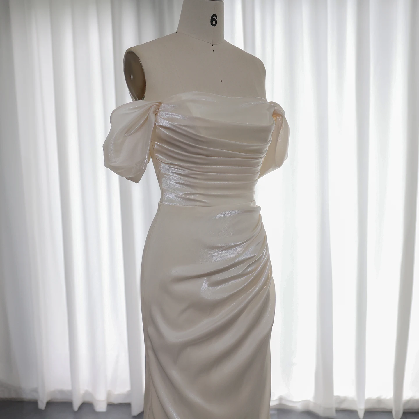 シャロンは、ワンショルダー、オフショルダー、マーメイド、イブニングドレス、ドレープサテン、控えめな女性用ウェディングパーティガウン、SF001、カスタムメイドと言いました。