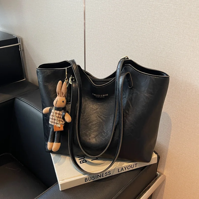 

Легкая роскошная нишевая женская сумка большой вместимости 2025 года, новая модная универсальная сумка через плечо, высококачественная пригородная большая сумка