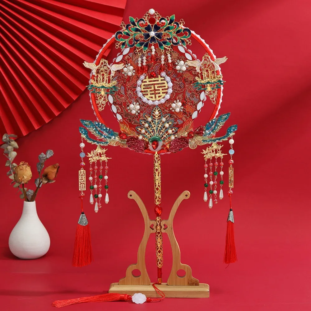 

Antique Style Bride Group Fan Handmade Flower Desig Wedding Show Fan Long Handle with Tassel Xiuhe Fan for Dance Performance