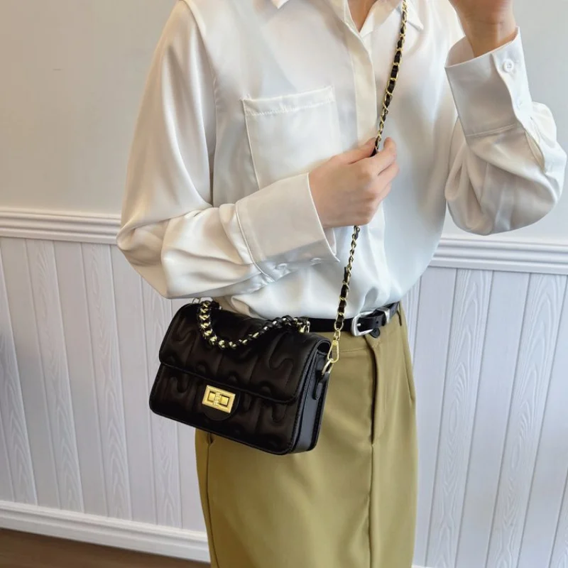 

Fashionable Ladies Hand Bags Made Of Fine Leather Featuring Trendy Paris Vintage Look​