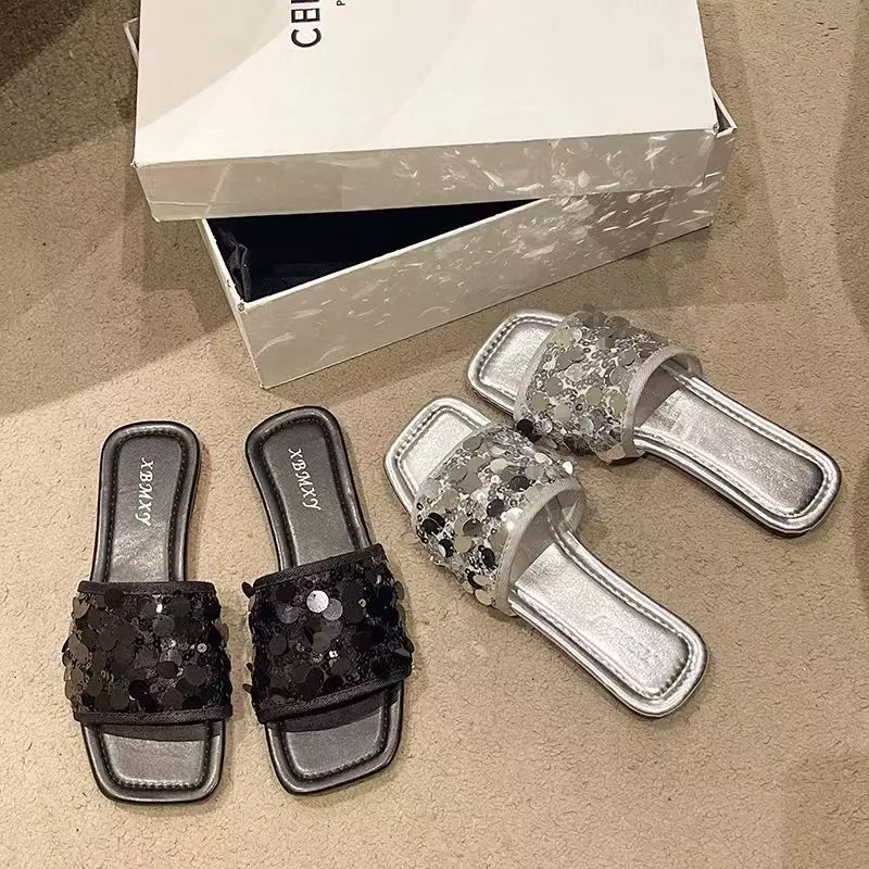 شباشب من حجر الراين على الموضة لصيف 2025، صنادل شاطئ مسطحة مطرزة بالترتر ومضادة للانزلاق ومقاومة للاهتراء