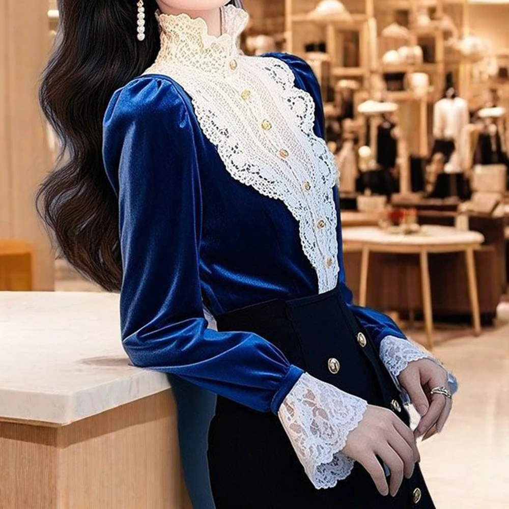 Unieke blauwe fluwelen top dames 2025, lente buitenlandse stijl, slanke afslankende kanten stiksels, binnenbasislaag