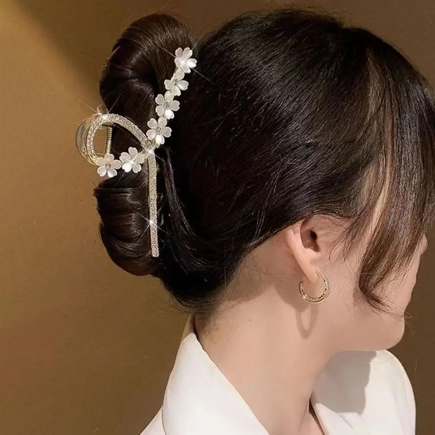 

Metal New Headwear Hair Clip for Women Luxury Pearl Temperament Female Party Shark Hair Claw Hair Accessories for Girls