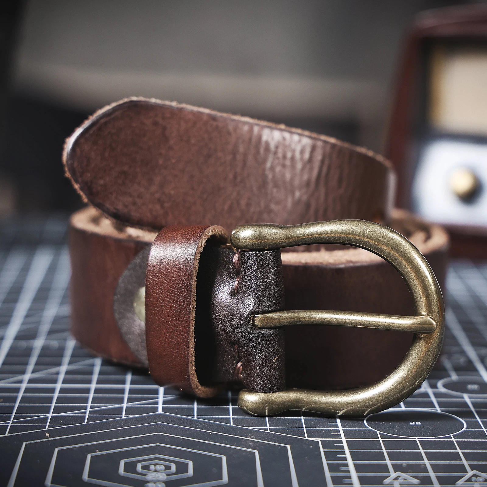 Vintage Echtleder-Herrengürtel mit Kupferschnalle, Handgefertigter Casual-Gürtel mit Geschenkbox, Verstärktes Oberleder aus Italien – Detail 13