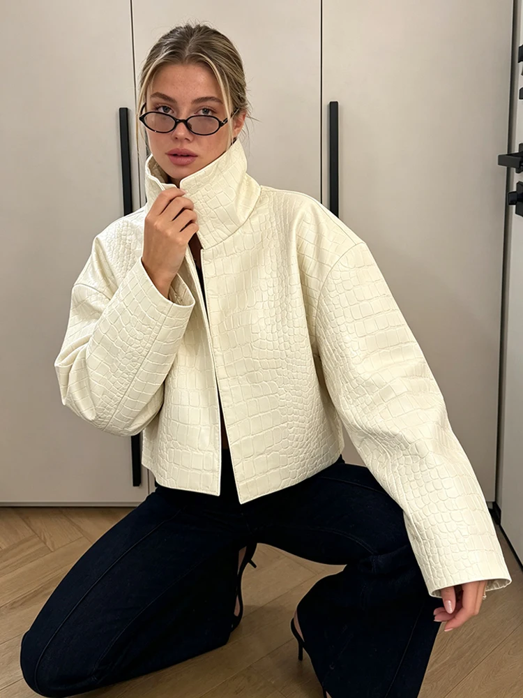 Minimalistische geprägte Kunstlederjacke für Damen, weiß, Stehkragen, offener Schnitt, lange Ärmel, kurzer Mantel, modische Streetwear für Partys. – Detail 4
